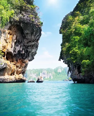 Produktbild von Wallario Sticker / Aufkleber für Kühlschrank / Geschirrspüler / Küchenschränke, selbstklebende Folie - 60 x 80 cm, Motiv: Felsenschlucht am Meer in Thailand