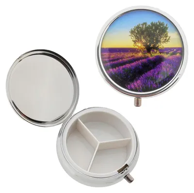 Produktbild von Robuste Metall-Pillendose in Lavendel mit Fernweh Design und 3 Fächern