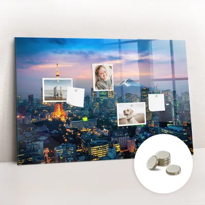 Immagine prodotto di Lavagna magnetica da parete, con superficie in vetro e bordo curvo. Include 5 magneti. Dimensioni: 90x60 cm. Motivo: città notturna
