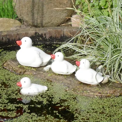 Produktbild von Storm's Gartenzaubereien Teichdeko Entenfamilie 4er Set Keramik Weiß schwimmend