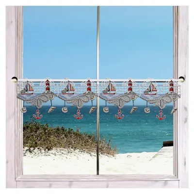 Produktbild von Maritime Feenhaus-Scheibengardine Meeresbrise | Badgardine mit Strandfeeling aus Vogtländischer Spitze - Kunstvoll gesticktes Urlaubsflair mit Leuchtturm, Segelboot, Muscheln Höhe x Breite 19 x 74 cm