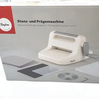 Produktbild von Rayher Stanz Prägemaschine A5 verschiedenen Stanzplatten Prägeschablonen Home