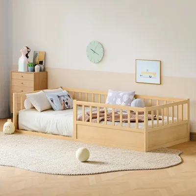 Immagine prodotto di Letto per bambini in legno massello, modello a terra, 90x200 cm, con protezione anticaduta e rete a doghe; letto Montessori a sponde con lato aperto; letto singolo in pino naturale