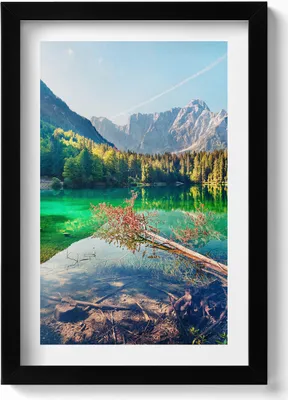 Produktbild von Landschaft eines Bergsees zwischen Bäumen– Wandbild mit Rahmen – Gerahmtes Bild  – Wanddekoration – 20x30 cm – Schwarz