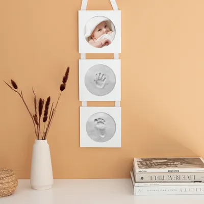 Produktbild von Navaris Bilderrahmen für Baby Handabdruck Fußabdruck - 52 x 16 x 3,5 cm Rahmen mit Gipsabdruck - Abdruckset für Hände und Füße - Fotorahmen