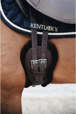 Produktbild von Kentucky Horsewear Fell Cover für anatomischen Kurzgurt, Größe:65, Farbe:brown