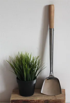 Produktbild von 04 Wok Spahtel Wokwender flach Edelstahl Größe S - 43 cm lang, Kelle 10 x 9 cm, mit Holzgriff, genietet