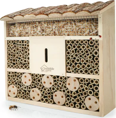 Produktbild von WILDLIFE HOME Bienenhotel Insektenhotel mit Rindendach I Unbehandelt, Bienenhaus aus Massiv-Holz für Bienen, Marienkäfer & Florfliegen, Insektenhaus I Nisthilfe Insektenhotel zum Aufhängen