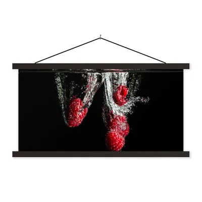 Produktbild von MuchoWow® Textilposter Himbeeren - Obst - Stilleben - Wasser - Schwarz - Rot 150x75 cm mit schwarzem Rahmen - Posterleiste
