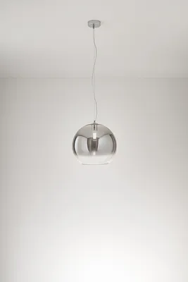 Immagine prodotto di Lampada a Sospensione in vetro soffiato fumè sfumato con struttura in metallo e alluminio cromo lucido, attacco E27, diametro 35 cm - Perenz