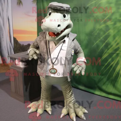 Produktbild von Maskottchen REDBROKOLY eines silbernen Krokodils bekleidet mit Cargo-Shorts und Anstecknadeln