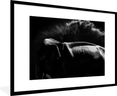 Produktbild von MuchoWow® Gerahmtes Poster Elefant abschütteln Schlamm auf schwarzem Hintergrund - schwarz und weiß 90x60 cm - Poster mit Schwarzem Bilderrahmen Wandposter Rahmen Foto Bilder - Wanddekoration - Fotos