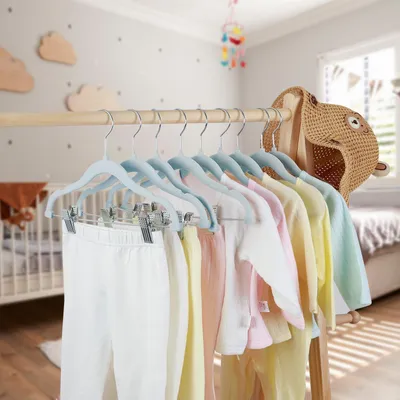 Produktbild von 30 cm Hosenbügel, Klemhänger, Verpackung mit 10 Kinderkleiderbügeln, Samt mit verstellbaren Clips, rutschfest, Rockbügel, Hosenbügel, platzsparend für Hosen, Shorts, Röcke, Socken, Unterwäsche (blau)