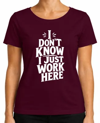 Imagen del producto de "No lo sé, solo trabajo aquí." Camiseta para mujer, marca Lustig Arbeit, con estampado sarcástico, color burdeos, talla L