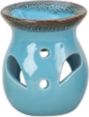 Eine hellblaue Keramik-Duftlampe mit braunen Akzenten am oberen Rand. Bauchige Form einfaches Design