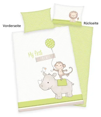 Produktübersicht der Babybettwäsche freigestellt auf weißem Hintergrund mit Beschriftungen für „Vorderseite“ und „Rückseite“; zeigt das Tiermotiv auf der hellen Vorderseite sowie das grün-weiß gestreifte Design der Rückseiten von Kissen und Bettbezug.