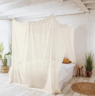 Productafbeelding van Deconet muggengaas van bamboe – Raja – afmetingen: 210 x 160 cm, grijs-wit – geschikt voor 2 personen.