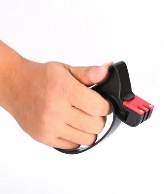 Immagine prodotto di CHPN - Affilacoltelli - Affilacoltelli compatto - Affilatura di coltelli - Coltelli affilati - Impugnatura ergonomica - Affilacisa - Nero - Plastica