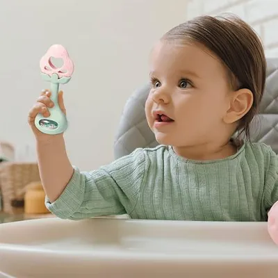 Produktbild von Erdbeer-Lernbeißring mit Rassel, Babyono