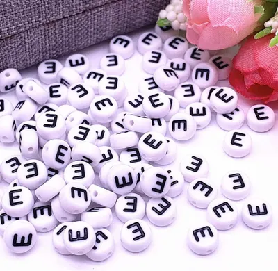 Immagine prodotto di Perline di lettere, 30 pezzi, 4x7 mm, bianco con nero, rotonde, lettera E