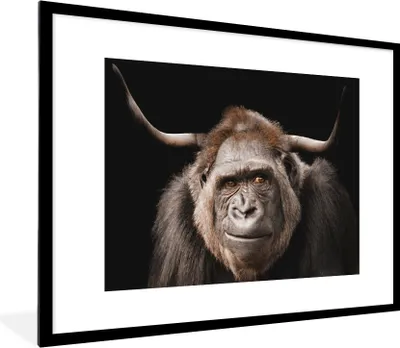 Produktbild von MuchoWow® Gerahmtes Poster Affe - Horn - Schottischer Highlander 80x60 cm - Poster mit Schwarzem Bilderrahmen Wandposter Rahmen Foto Bilder - Schlafzimmer-Dekorationen - Fotoposter