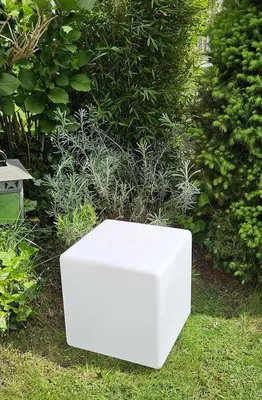 Produktbild von Expo Börse Gartenleuchte Würfel Solar LED IP67, innenliegendes Solarpanel, Akku, Erdspieß, UV-beständig, Milchglas-Optik Exclusive, Kunststoff Weiß, 30x30x31cm, An-/Ausschalter, Dämmerungslicht-Automatik, 6h Leuchtdauer