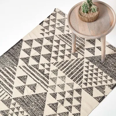 Obrázek produktu pro HOMESCAPES Bavlněný koberec Delphi s geometrickým vzorem v černé a bílé barvě, 120 x 170 cm