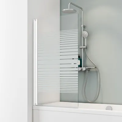1-teiliger Badewannenaufsatz aus Glas mit Streifendekor und weißem Profil auf Badewanne im Bad