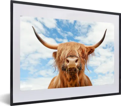 Produktbild von MuchoWow® MuchoWow® Gerahmtes Poster Schottisches Hochlandrind - Wolke - Tiere 60x40 cm - Poster mit zchwarzem Bilderrahmen - Schlafzimmer - Plakat in Rahmen - Drucken