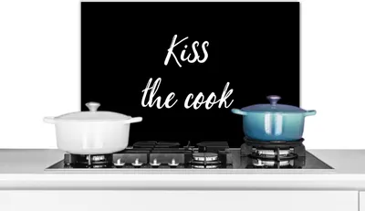 Produktbild von KitchenYeah®  Spritzschutz Küche - Küchenrückwand - Wandschutz für Herd und Spüle - Zitate - Sprichwörter - Küss den Koch 70x50 - Alu-Dibond (Alternative zum Spritzschutz aus Glas) - Hitzebeständig -