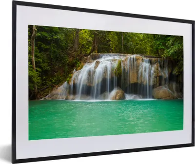 Produktbild von MuchoWow® MuchoWow® Gerahmtes Poster Ein Wasserfall in grüner Umgebung im Erawan-Nationalpark, Thailand 60x40 cm - Poster mit zchwarzem Bilderrahmen - Schlafzimmer - Plakat in Rahmen - Drucken