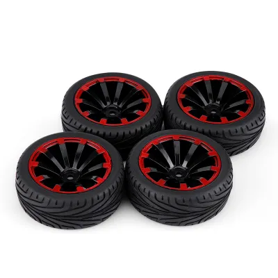 Produktbild von RC 1:10 Reifen Set - 4 Stück Gummireifen mit F-Profil und roten Rändern, geeignet für Offroad- und Straßenfahrten von RC-Modellautos (10 Löcher)
