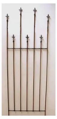 Produktbild von Rankgitter aus Metall mit Rostoptik und Lilie, 160 cm hoch