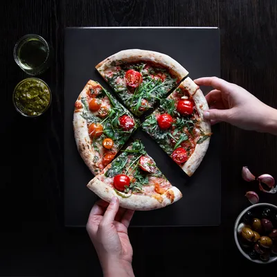 Produktbild von Navaris Pizzastein für Backofen - Glasierter Pizzastein 38x30cm & Bambus Pizzaschieber - Backstein für Ofen Grill - Brotbackstein Steinplatte Pizza