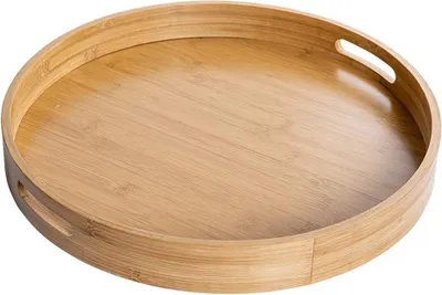 Produktbild von 1 rundes Serviertablett aus nachhaltigem Bambus mit glatter Oberfläche und kippsicherem, einfarbigem Boden. Das robuste Holztablett überzeugt durch zeitlose Eleganz, vielseitige Einsatzmöglichkeiten und umweltfreundliche Herstellung. Ideal zum Servieren von Frühstück, Kaffee, Wein, Cocktails, Obst oder Snacks – sowohl drinnen als auch draußen. Dank seiner runden Form und leichten Handhabung eignet es sich zudem als praktischer Schreibtisch-Organizer oder Küchenhelfer für Besteck und Kleinigkeiten. Reinigung