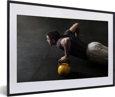Produktbild von MuchoWow® Gerahmtes Poster Ein Mann macht Liegestütze in einer Turnhalle 60x40 cm - Poster mit Schwarzem Bilderrahmen Wandposter Rahmen Foto Bilder - Schlafzimmer - Plakat in Rahmen - Drucken