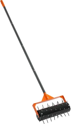 Image de SucceBuy Rouleau aérateur manuel pour gazon avec 42 pointes en fer, plaque de 5,5 cm de large et long manche, outil d'aération du sol pour sols compactés, idéal pour l'entretien des pelouses dans le jardin et la cour, noir