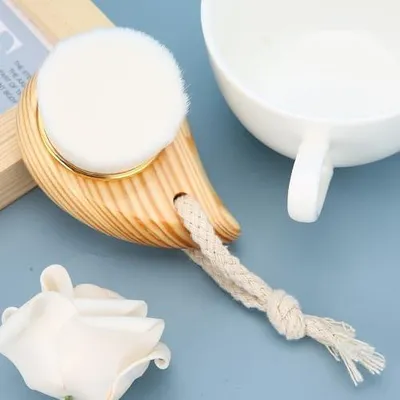 Produktbild von Superweiche Gesichtsreinigungsbürste aus Fasern mit Holzgriff. Sanfte Bürste für Gesichtsmassage, Tiefenreinigung und Mitesserentfernung. Für alle Hauttypen geeignet. 100% Marke