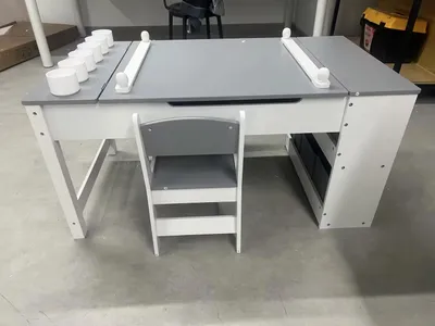 Produktbild von Kinder Maltisch mit 2 Stühlen - 3-in-1 Aktivitätstisch - Höhenverstellbar - Staffelei mit Papierrolle - Stauraum mit 6 Boxen - Holz 109x61x53 cm - Grau/Weiß