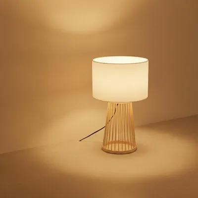 Productafbeelding van Schemerlamp Lois hout met witte kap, AI-gegenereerde afbeelding
