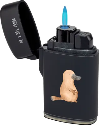 Produktbild von Mr. & Mrs. Panda Feuerzeug Schnabeltier Mut - Schwarz - Geschenk, zigarettenanzünder, Meer, Büro, Neustart, Feuerzeuge, sturmfeuerzeug, anzünder, Lebensweisheit, Raodtrip