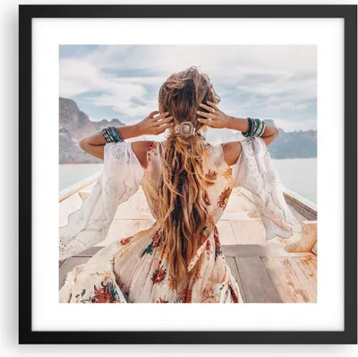 Produktbild von Gerahmtes Poster - Schwarzer Rahmen - Frau Boot Rücken - 40x40 cm - Wand Bild - Wanddeko - Wandbilder - Kunstposter - Wandposter - Bilderrahmen - Bilder - Kunstdruck - Wanddekoration - P2BAC40x40-5059