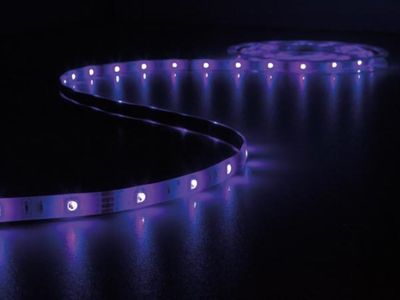 Perel Set mit musikgesteuerter LED-Leiste, 150 helle 5050 LEDs, RGB-Controller und Stromversorgung,
