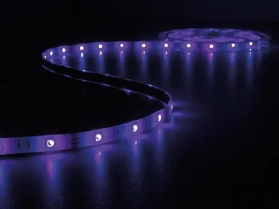 Produktbild von Velleman SATZ MIT FLEXIBLER LED-LEISTE, CONTROLLER UND NETZTEIL - MUSIKGESTEUERT - RGB - 150 LEDs - 5 m - 12 VDC