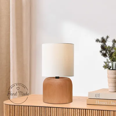 Produktbild von Opviq, Hochwertige Tischlampe mit Holzgehäuse, Beige und Creme, 29 cm hoch, 15 cm Durchmesser, E27 Fassung, 1,5 m Kabel, IP20 | Skandinavisches Design für modernes Wohnen.