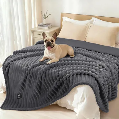 Immagine prodotto di Coperta impermeabile per cani, coperta lavabile per cani e gatti, tessuto sherpa in pile morbido e peloso, colore grigio scuro, dimensioni 145 x 165 cm