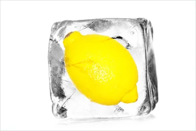 Produktbild von Wallario selbstklebendes Poster - Zitrone in Eiswürfel - Eiskaltes Obst, Größe: 61 x 91,50 cm