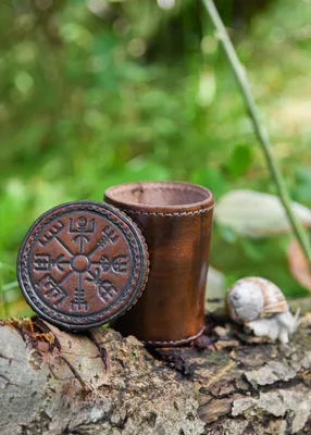Produktbild von Würfelbecher aus Leder mit Deckel, Vegvisir-Prägung, braun