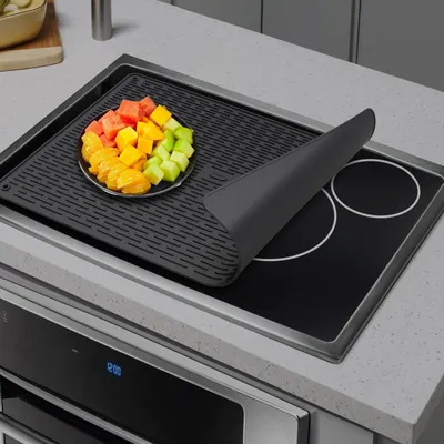 Image de Tapis de protection polyvalent en silicone pour plaques vitrocéramiques et à induction - Résistant à la chaleur (220 °C), sert également de tapis de séchage pour la vaisselle et de dessous-de-plat, imperméable, 71 x 50 cm