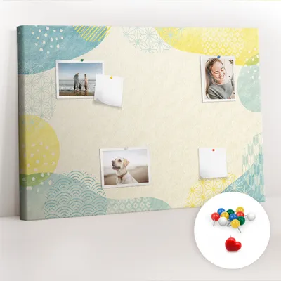 Imagen del producto de Tablero de corcho con chinchetas – Tablero con chinchetas para fotografías y notas – 100x70 cm – 100 chinchetas de colores – Marco con diseño